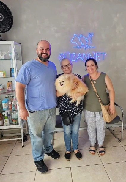 Cliente feliz com seu pet na Suzanvet